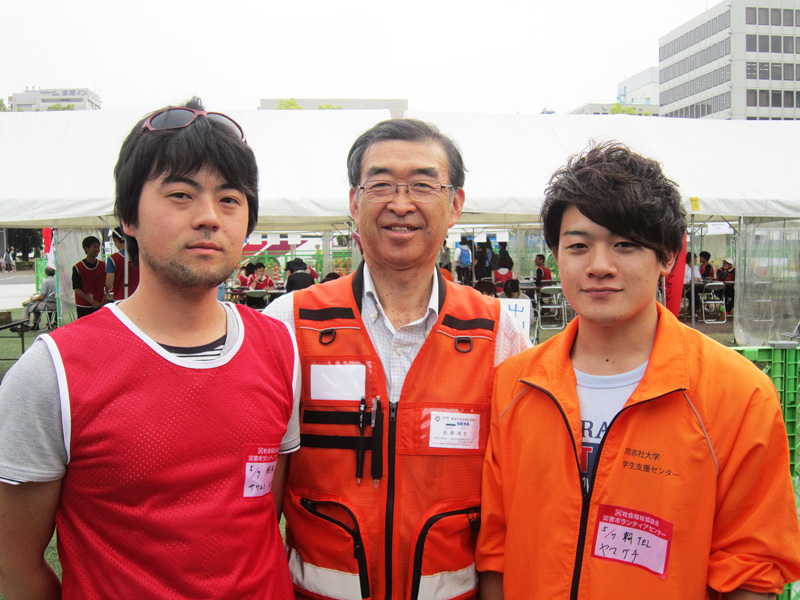 熊本市災害ボランティアセンター石原純生本部長と澤村氏と学生スタッフ副代表山口君